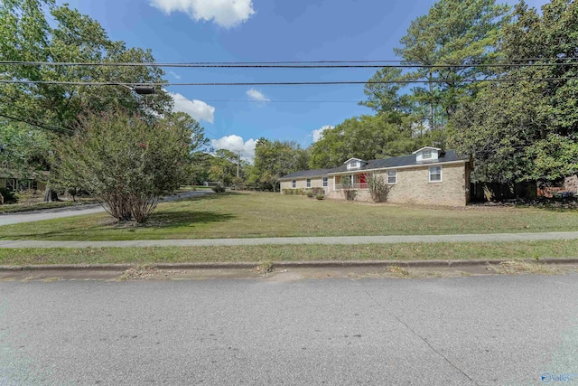 view of front of property featuring a front lawn