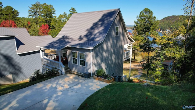 exterior space featuring a lawn