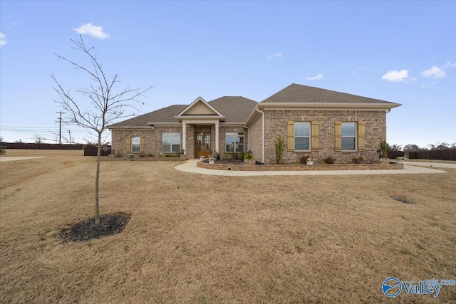 craftsman-style home featuring a front lawn