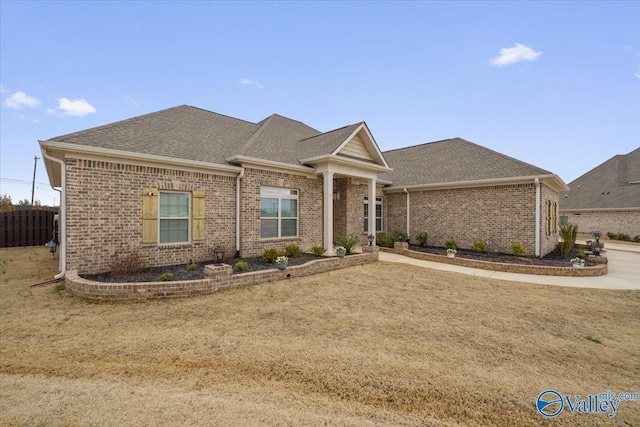 view of front facade featuring a front yard