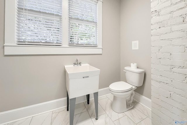 605 Ferry St, Decatur, AL 35601 - bathroom featuring toilet, baseboards, and marble finish flooring