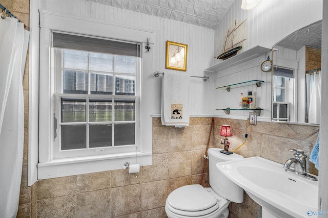 full bathroom with a sink, a shower with shower curtain, and toilet