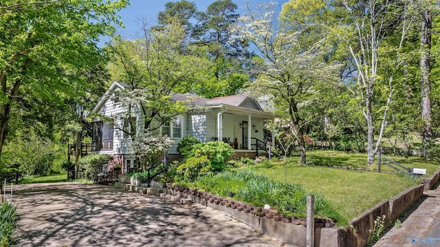 view of front of house featuring a porch and a front yard