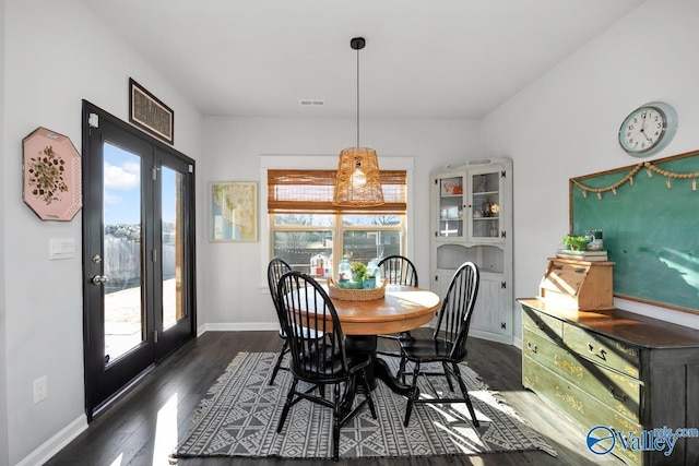 dining room featuring dark wood-style floors, visible vents, plenty of natural light, and baseboards