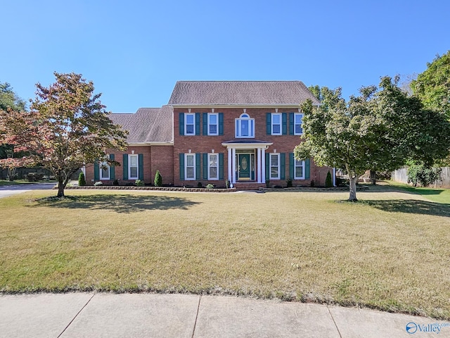 colonial house featuring a front lawn