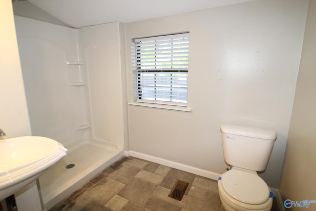 full bath with visible vents, toilet, baseboards, a sink, and a stall shower