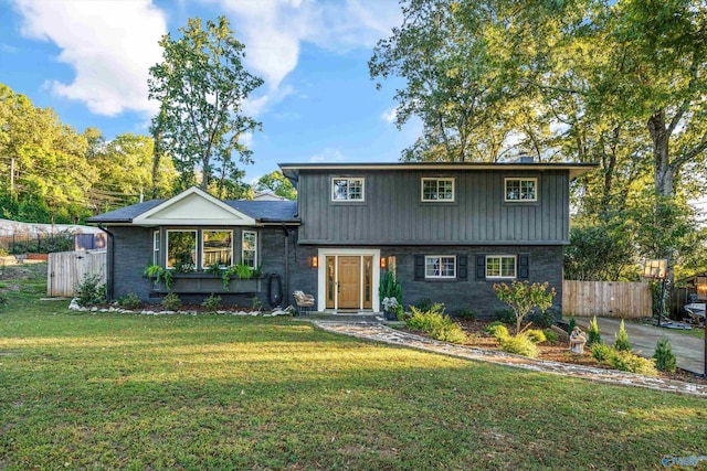 split level home featuring a front yard