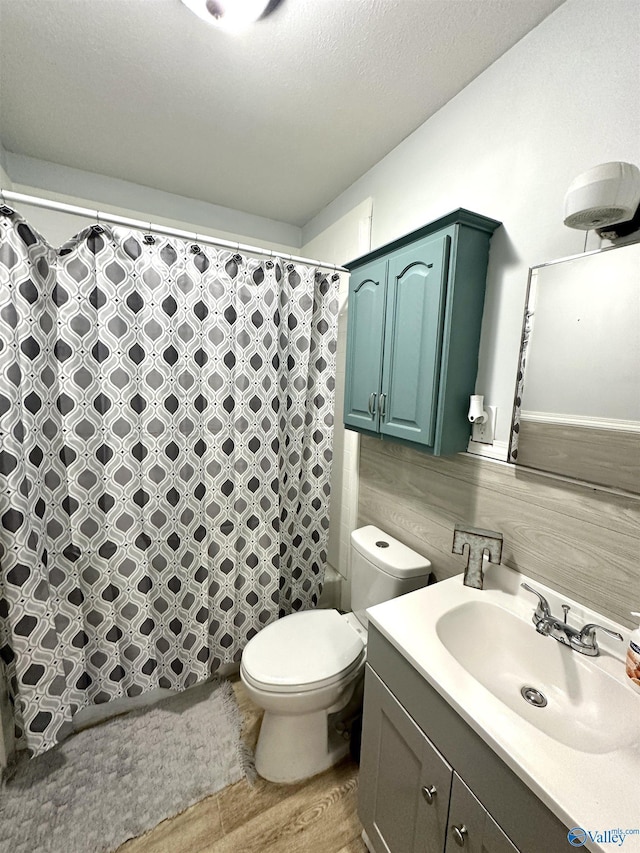 full bathroom with a shower with shower curtain, vanity, and toilet