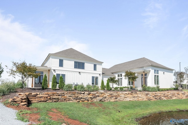 view of front of home with a front lawn