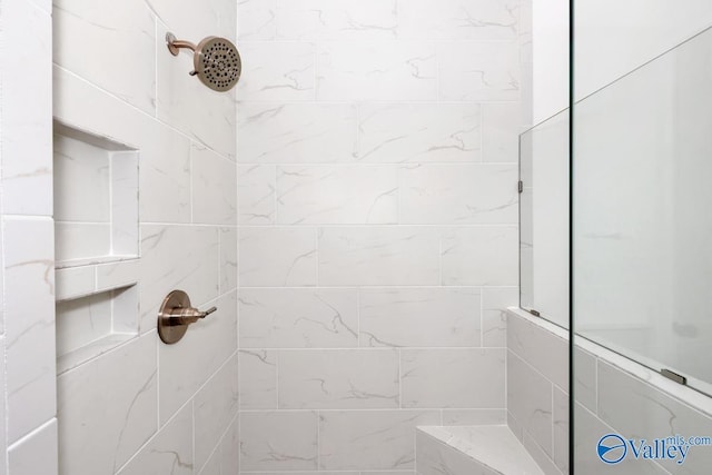 bathroom featuring tiled shower