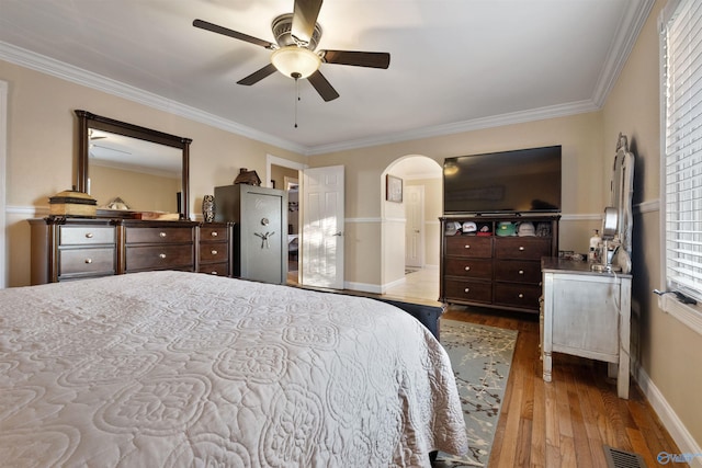 bedroom featuring ceiling fan, crown molding, and light hardwood / wood-style flooring