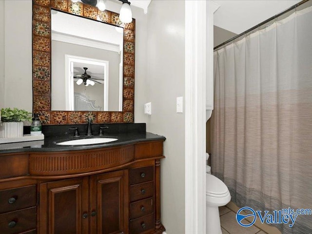 full bath featuring toilet, a shower with curtain, tile patterned floors, vanity, and a ceiling fan