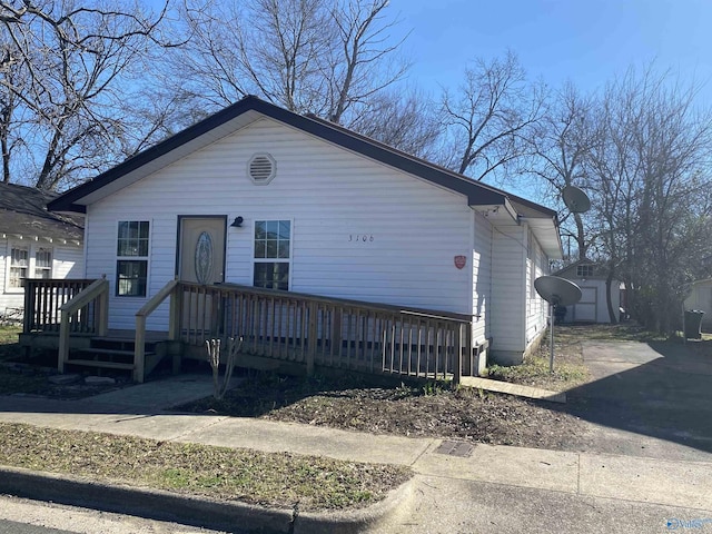 view of front of house featuring a shed