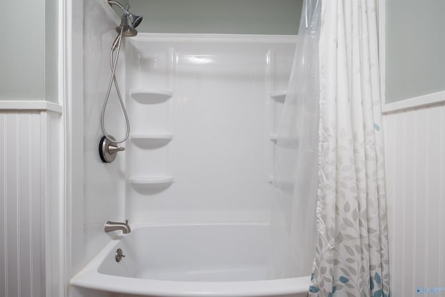 bathroom with shower / tub combo