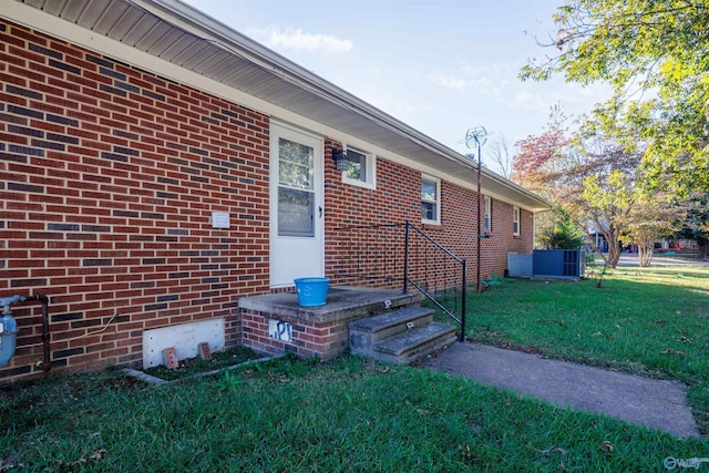 property entrance featuring a yard