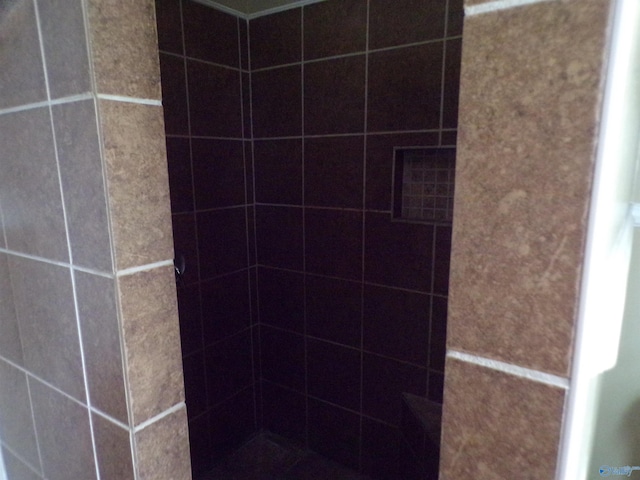 bathroom featuring tiled shower