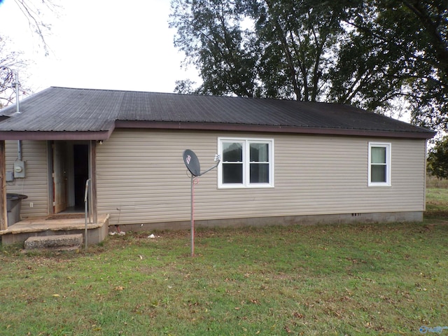 view of side of property featuring a lawn