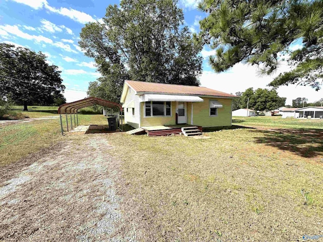 view of front of house featuring a front lawn