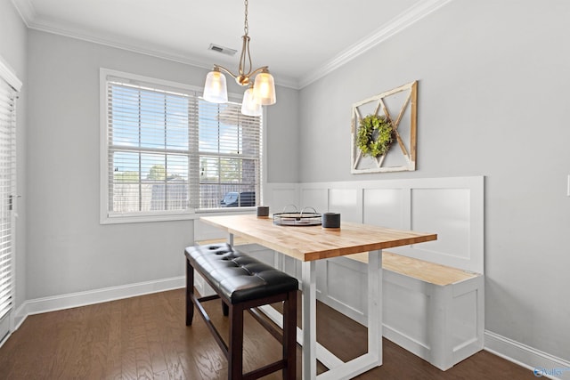 dining space featuring crown molding, an inviting chandelier, visible vents, baseboards, and dark wood-style floors