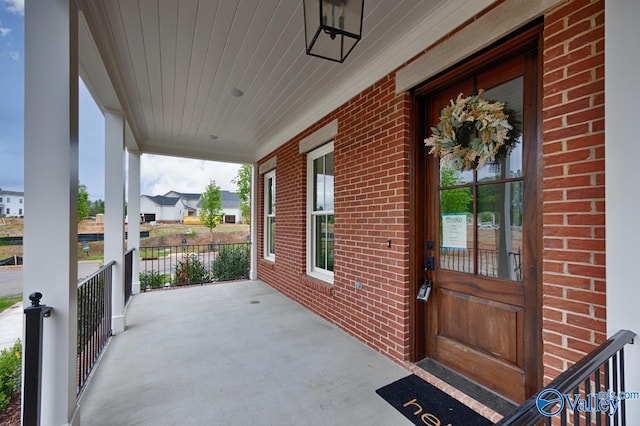 property entrance featuring a porch