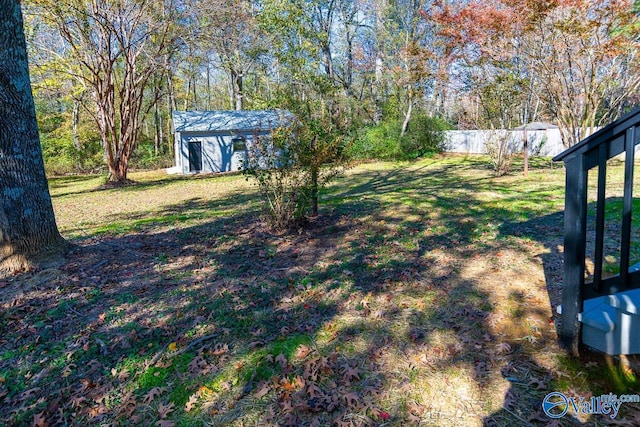 view of yard featuring a storage shed