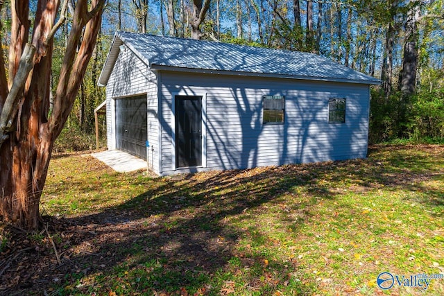 view of outdoor structure with a garage and a yard