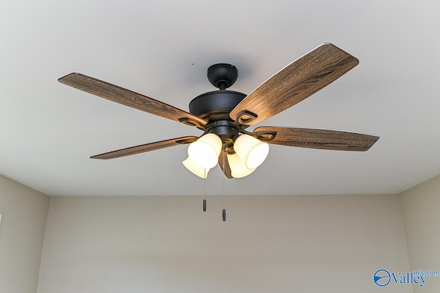 room details featuring ceiling fan