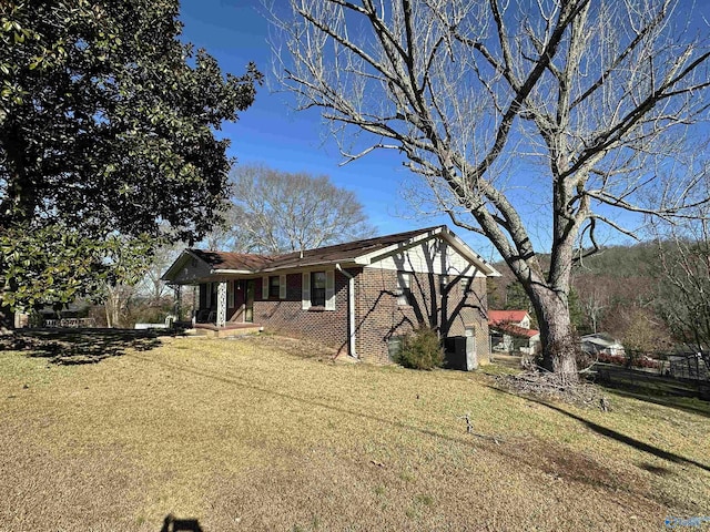 view of front of home with a front lawn