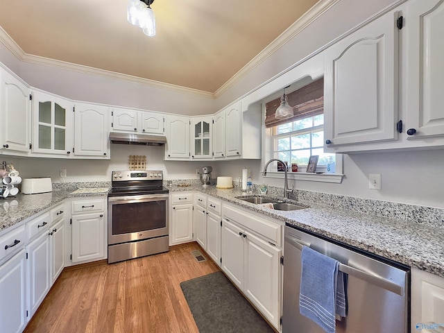 kitchen featuring stainless steel appliances, crown molding, sink, white cabinets, and light hardwood / wood-style floors