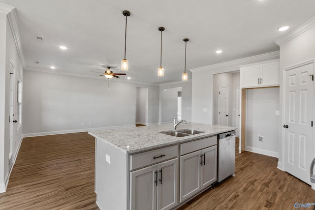 kitchen with appliances with stainless steel finishes, dark hardwood / wood-style flooring, ceiling fan, a center island with sink, and sink