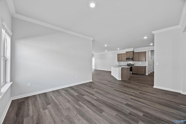 unfurnished living room featuring a sink, dark wood-style floors, recessed lighting, crown molding, and baseboards