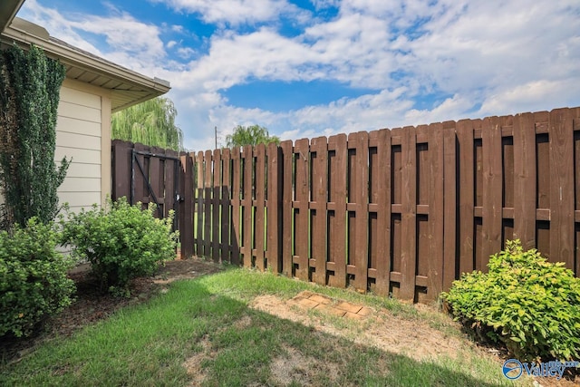 164 Moore Farm Cir NW, Huntsville, AL 35806 - view of yard with fence