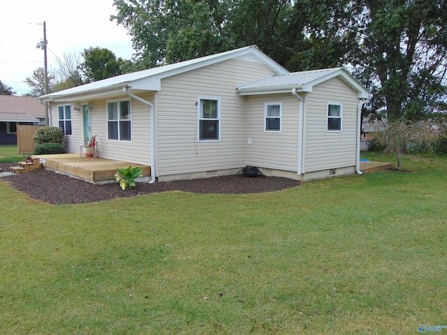 view of front facade featuring a front lawn