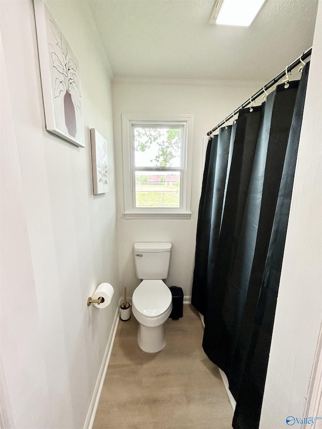 2704 Mctavish Ave SW, Decatur, AL 35603 - full bathroom featuring toilet, baseboards, crown molding, and a shower with curtain