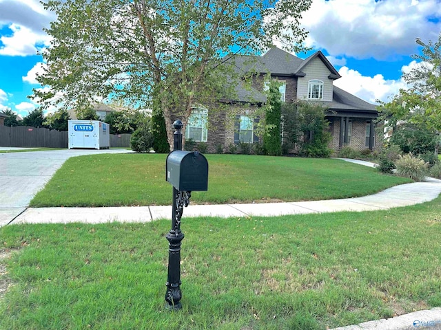 view of front of property featuring a front lawn