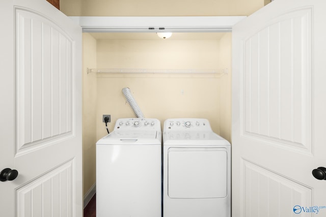 washroom featuring washing machine and clothes dryer