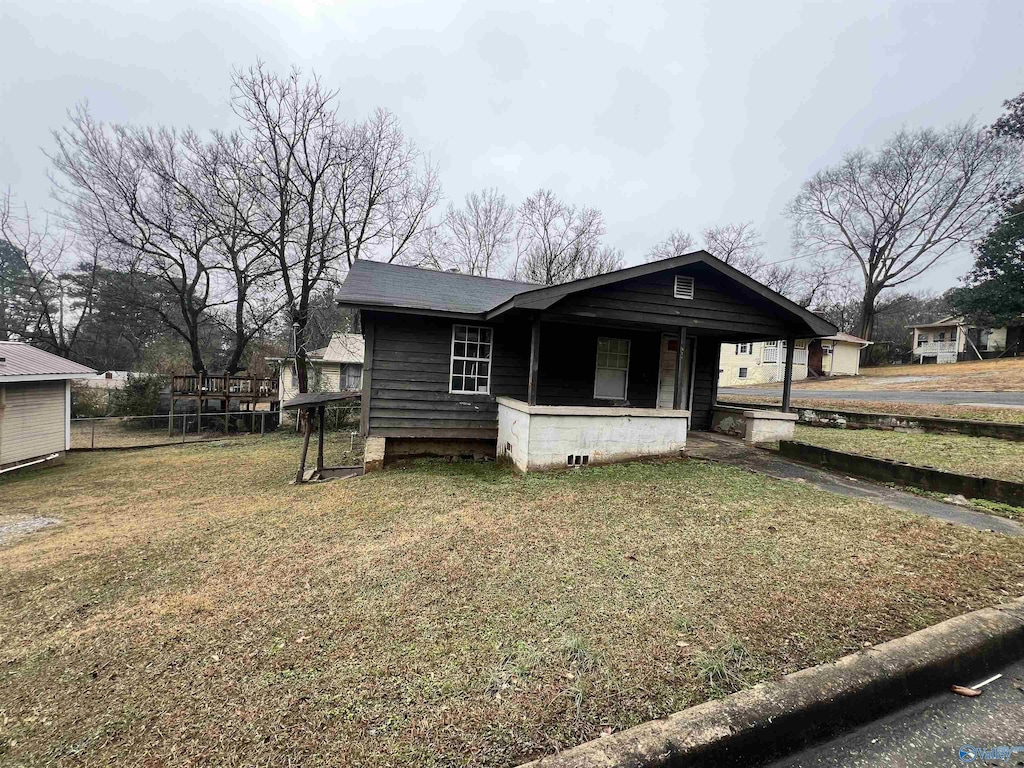 view of front of house with a front lawn