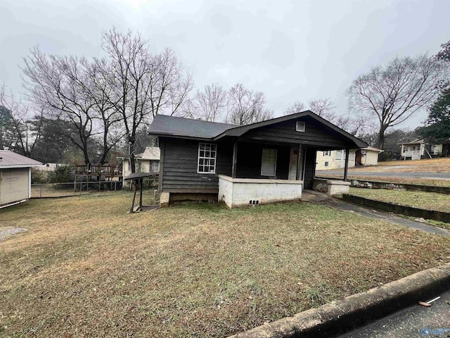 view of front of house with a front lawn