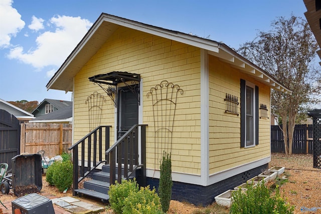 exterior space featuring an outbuilding