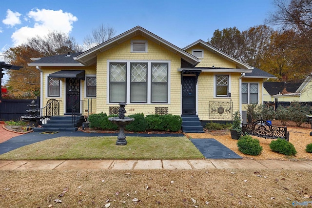 view of front of home featuring a front lawn