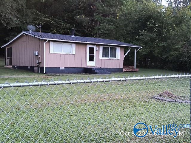 single story home featuring a front yard