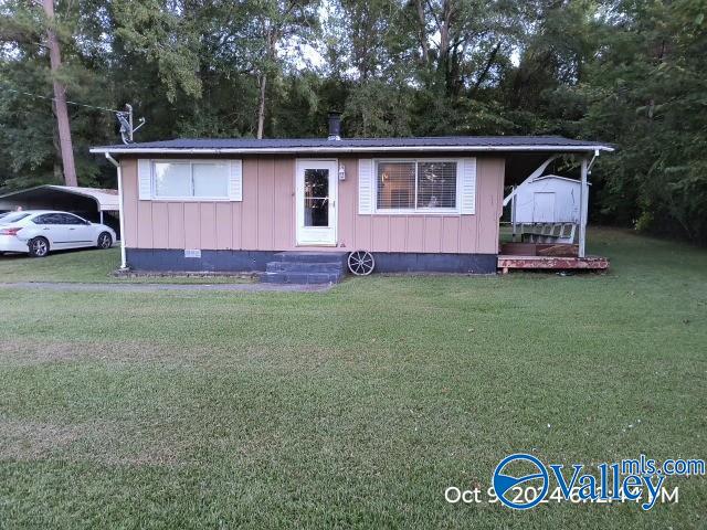 view of front of property with a front lawn