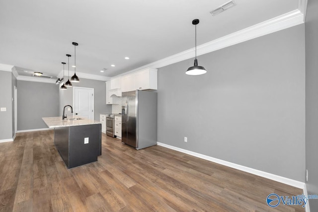 kitchen with sink, stainless steel appliances, pendant lighting, a center island with sink, and white cabinets