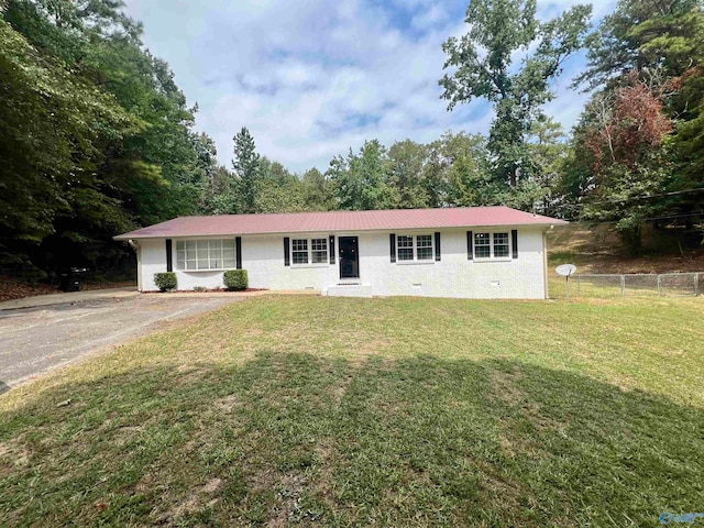 single story home featuring a front lawn