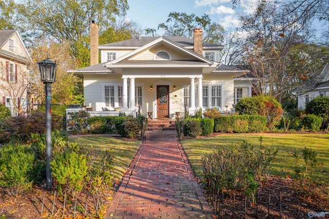 view of front facade featuring a front lawn