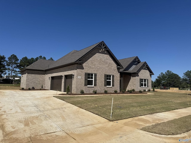 view of front facade featuring a garage and a front yard