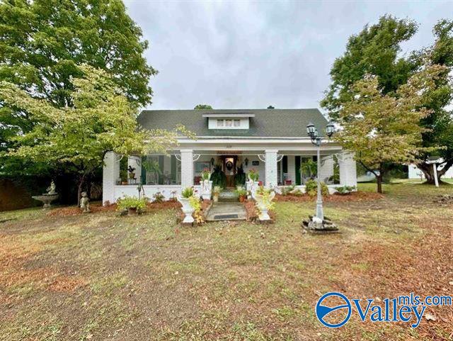 view of front of home with covered porch and a front yard