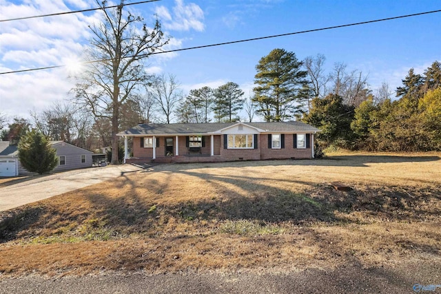 single story home featuring a front yard