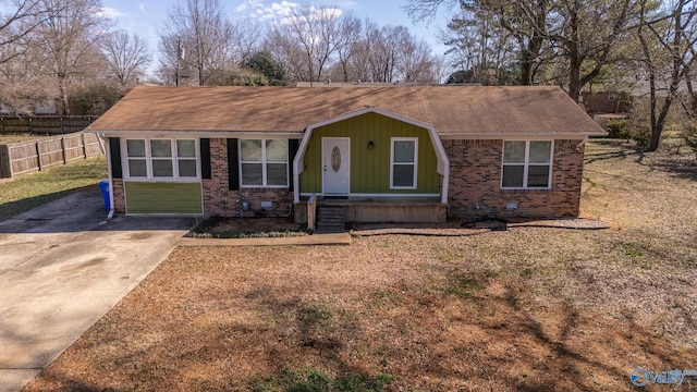 view of front of property featuring a front yard