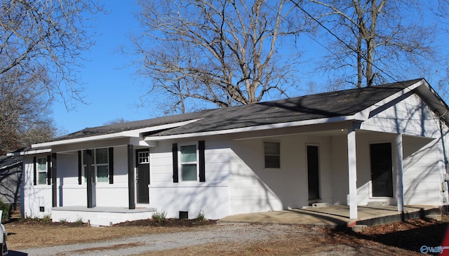 ranch-style house with covered porch